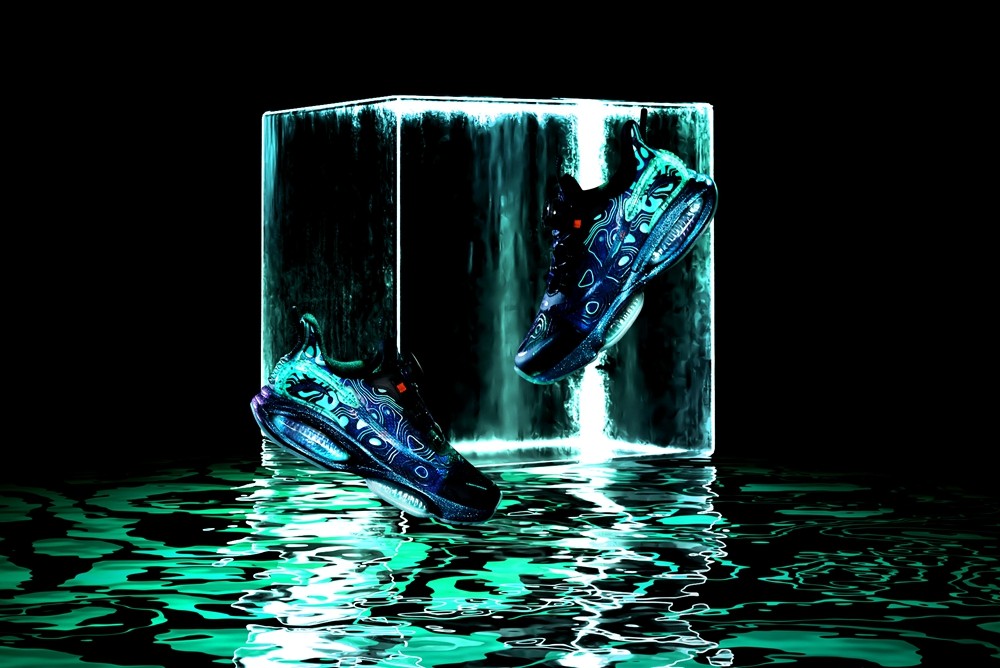 UFO 3.0 跑鞋夜光限定,安踏儿童  爷青回！安踏儿童筹备一年的「大玩具」！这鞋能玩一整天！