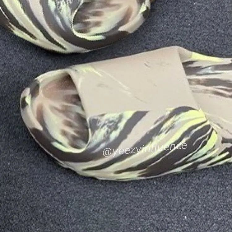 斑马,Slide,Yeezy  「斑马」Yeezy 拖鞋首次曝光！网友：颜值一言难尽啊...