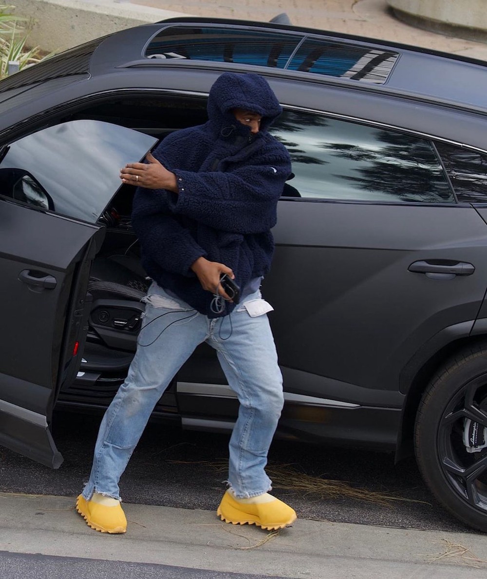 侃爷,Nike,蚊香喷,CDG,Yeezy  又整新活儿！侃爷公开上脚 Nike「蚊香喷」！阿迪：那我走？