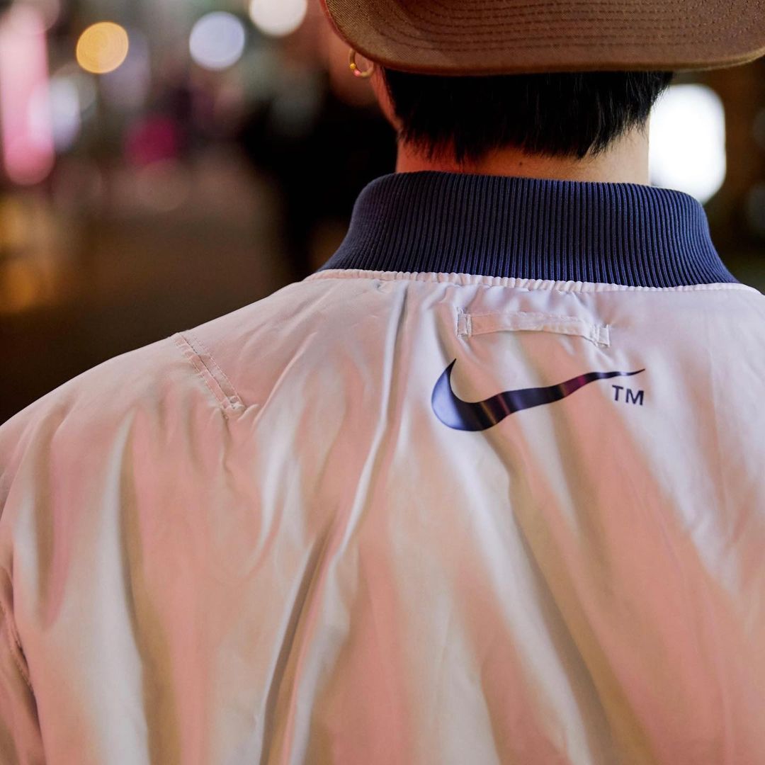 dd6056-437，Big Swoosh，NIKE AS  冬日必备单品！全新 Nike 两面穿夹克现已发售！