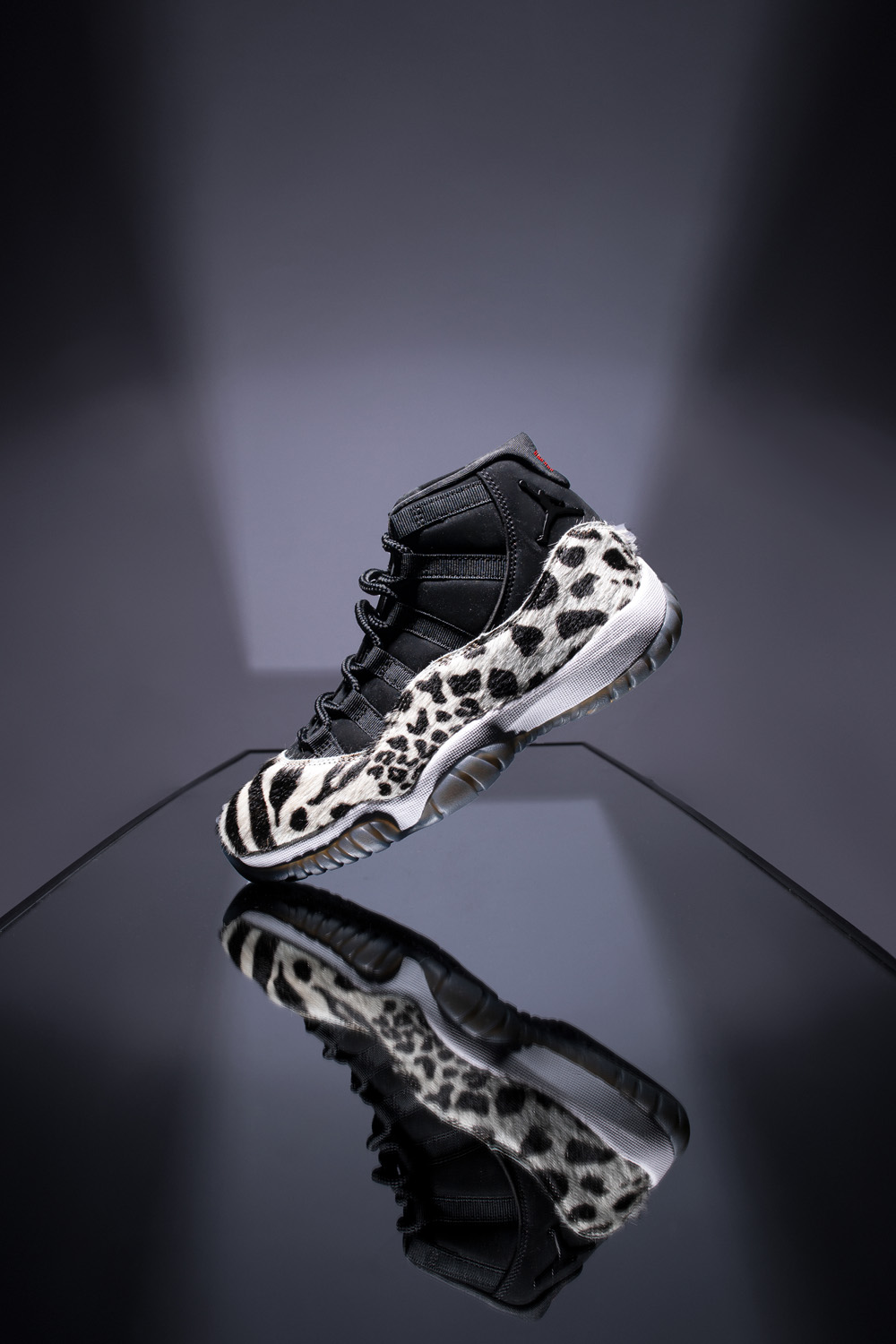 AJ11,Air Jordan 11,发售,开箱  今年最后一双「必入级 AJ」！酷灰 AJ11 怎么穿都帅！错过还得等 10 年！