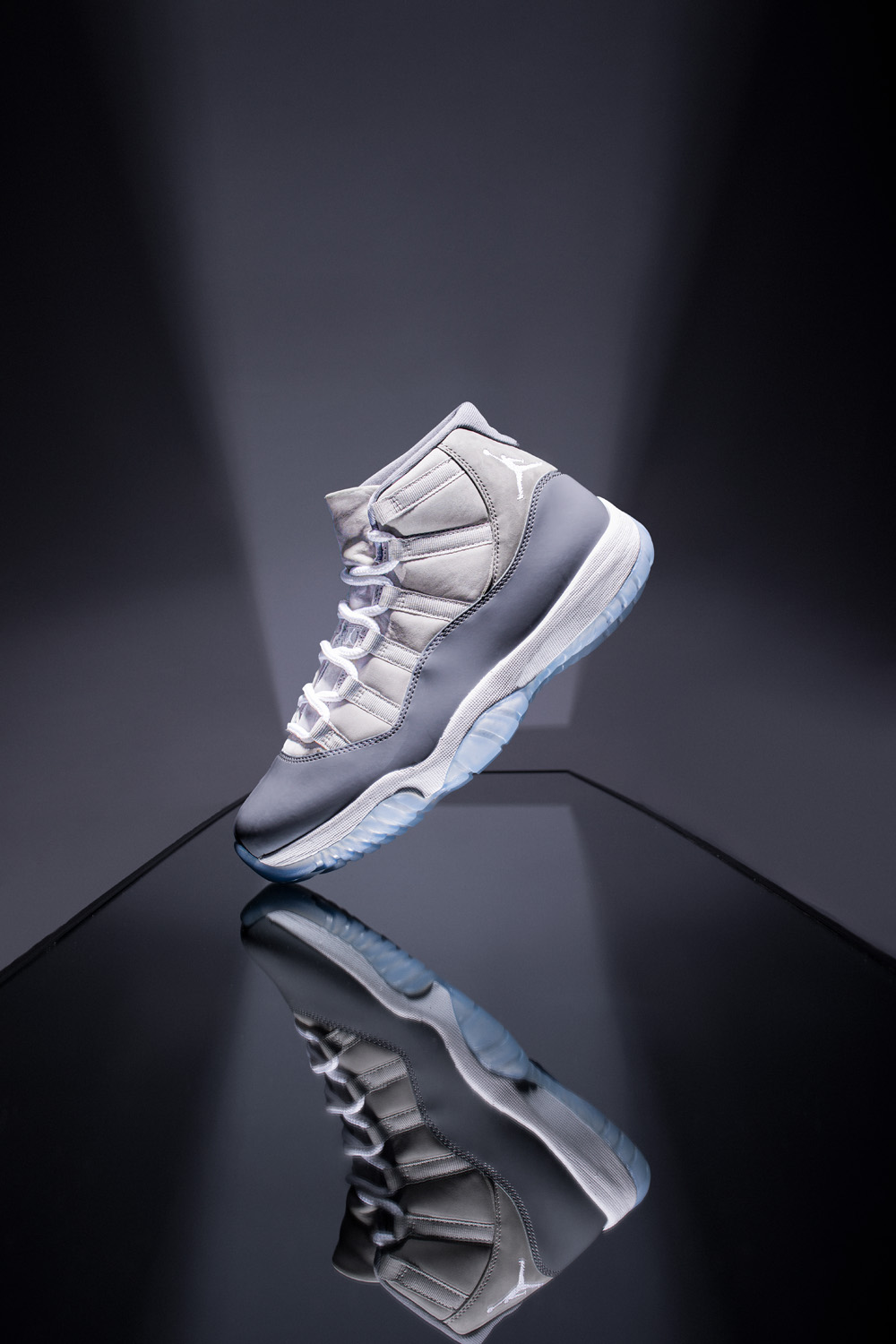 AJ11,Air Jordan 11,发售,开箱  今年最后一双「必入级 AJ」！酷灰 AJ11 怎么穿都帅！错过还得等 10 年！