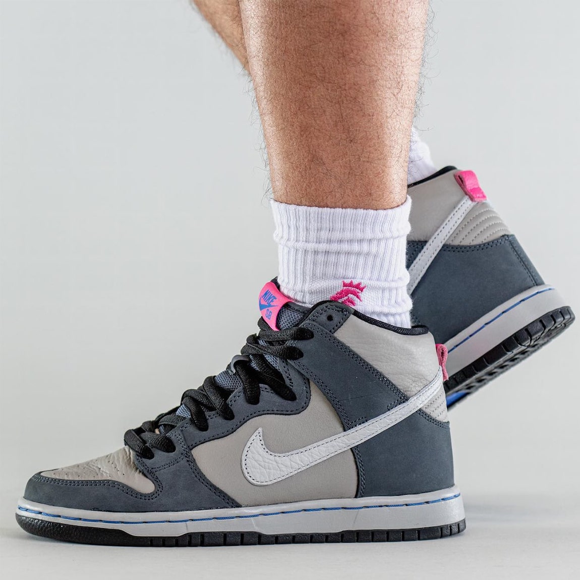 DJ9800-001,Nike,Nike SB,Dunk H  鞋舌骚粉太好看了！全新「灰蓝」Dunk Hi 上脚曝光！