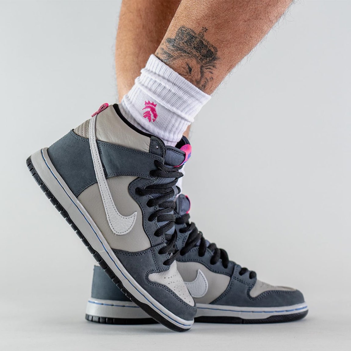 DJ9800-001,Nike,Nike SB,Dunk H  鞋舌骚粉太好看了！全新「灰蓝」Dunk Hi 上脚曝光！