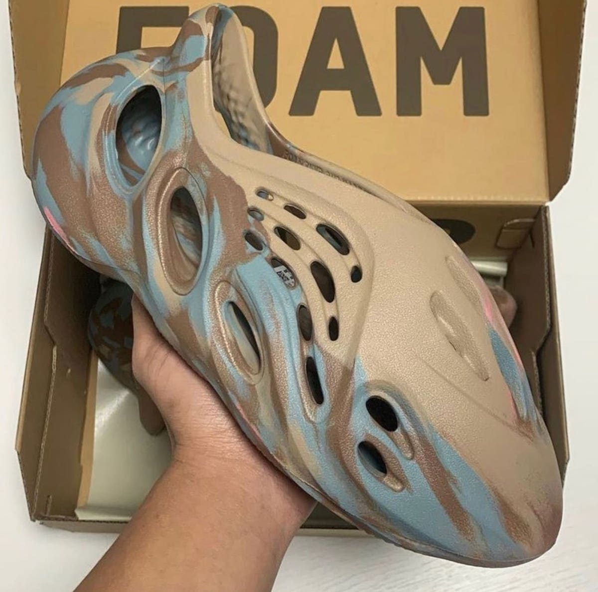 GY3969,MX Sand Grey,Foam Runne  骚气「冰蓝」点缀！Yeezy 洞洞鞋新配色冬天也想冲！