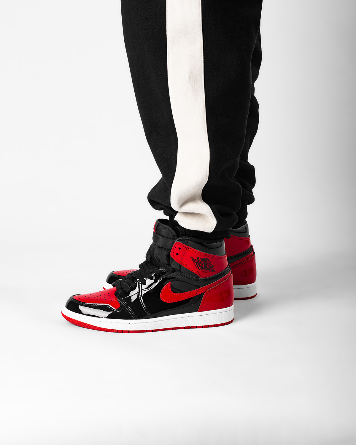 555088-063,AJ1,Air Jordan 1 555088-063 穿什么长裤搭配黑红 AJ1？小编同款「裤子链接」来了！