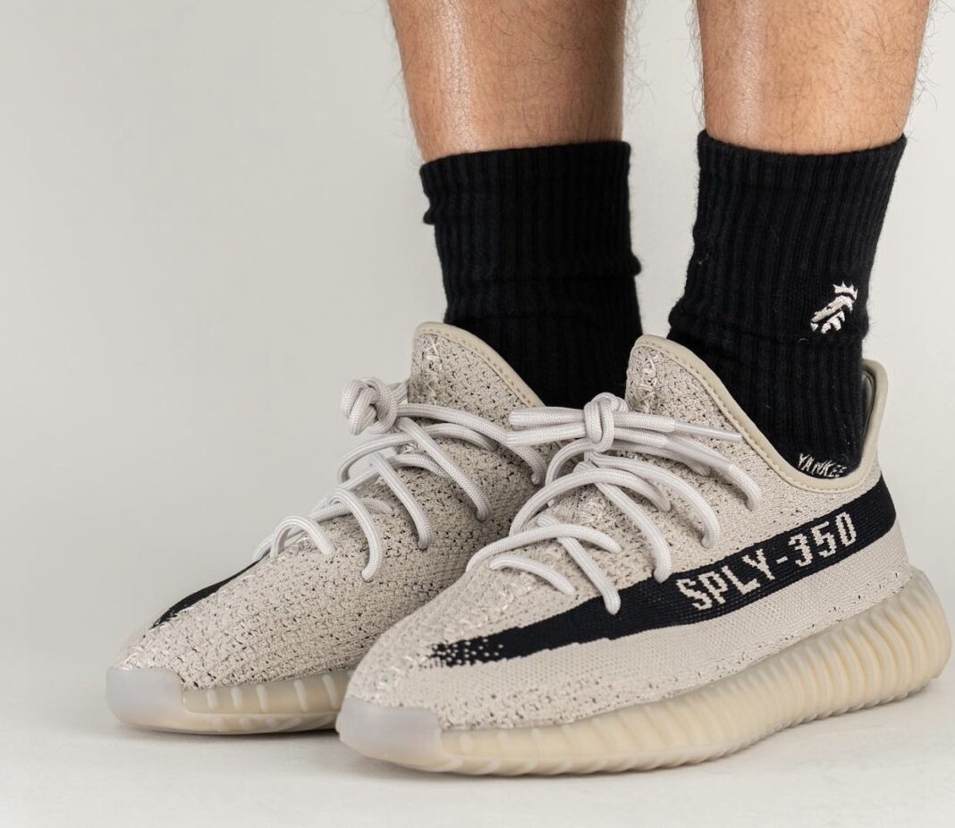 adidas,Yeezy Boost 350 V2,Beig  还有新惊喜！「芝麻油漆条」Yeezy 350 V2 上脚图曝光！