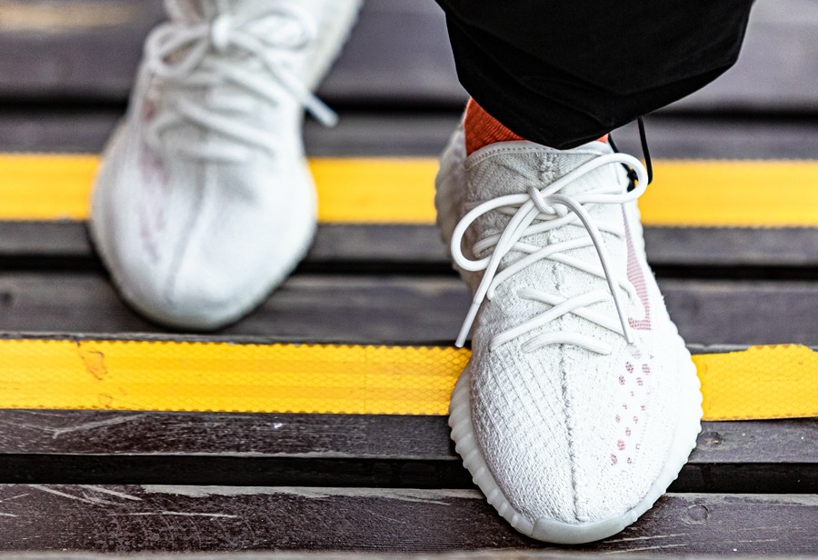 adidas,Yeezy Boost 350 V2  今年春天最难抢的小白鞋！「纯白」Yeezy 350 又来了！提前开箱上脚！
