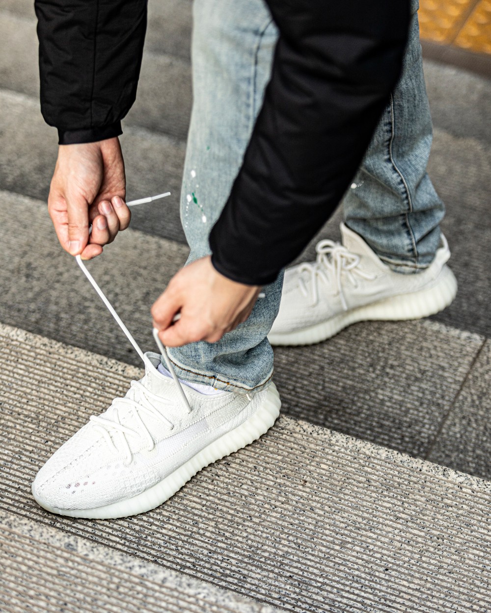 adidas,Yeezy 350 V2,Bone,HQ631  市价 2K+！今早秒售罄的「纯白侧透」350 抢到了么？