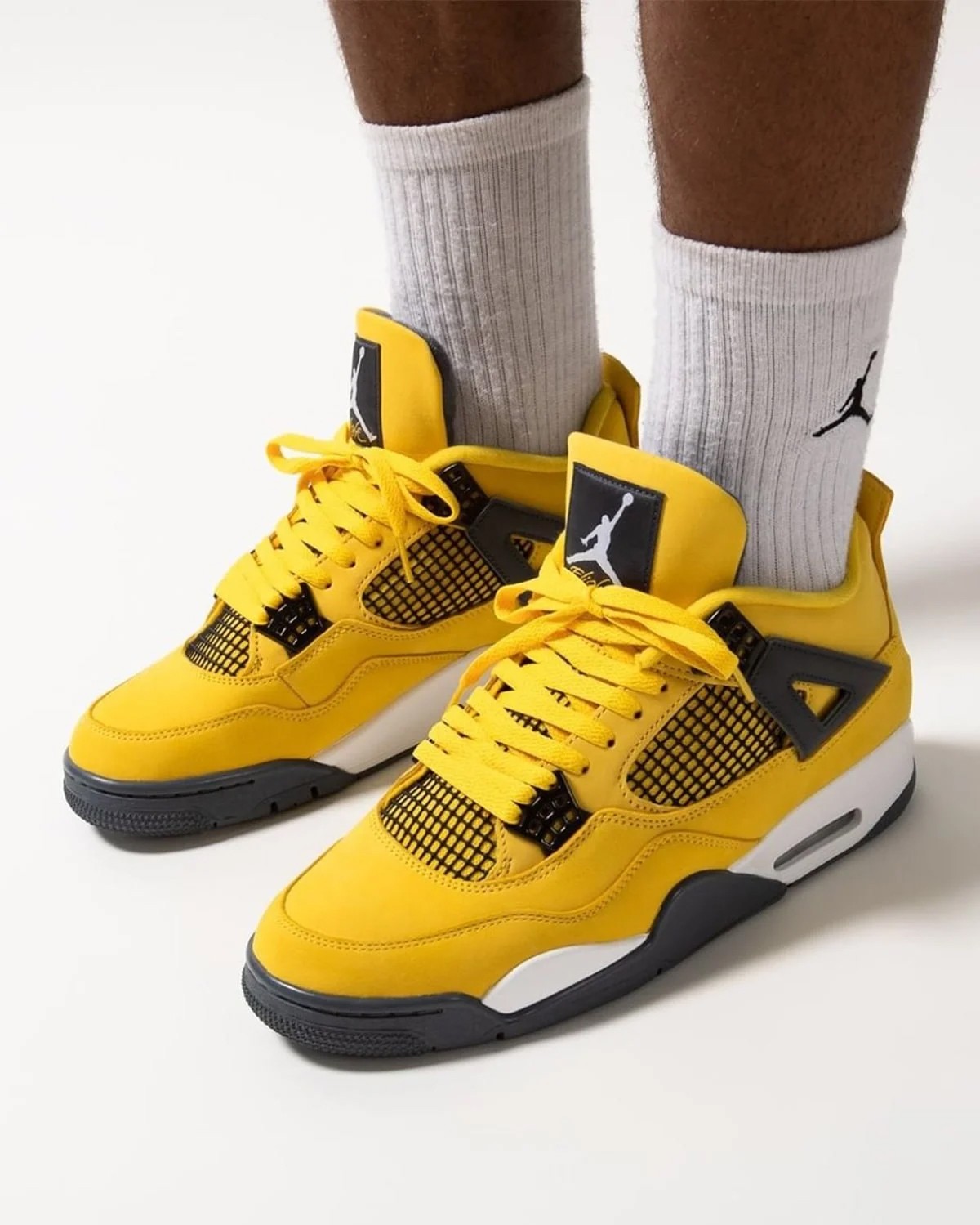 AJ4,Air Jordan 4  AJ4 没有一双便宜的！倒闭配色现在都要两三千！最贵一双市价秒杀倒钩 AJ1！