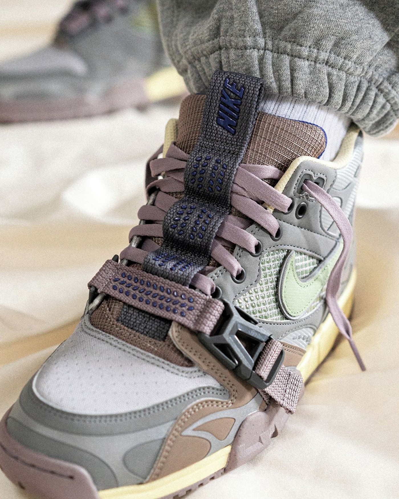 Nike,Air Train 1,Light Smoke G  机能风锁扣太帅了！全新 Air Trainer 1 上脚图曝光！