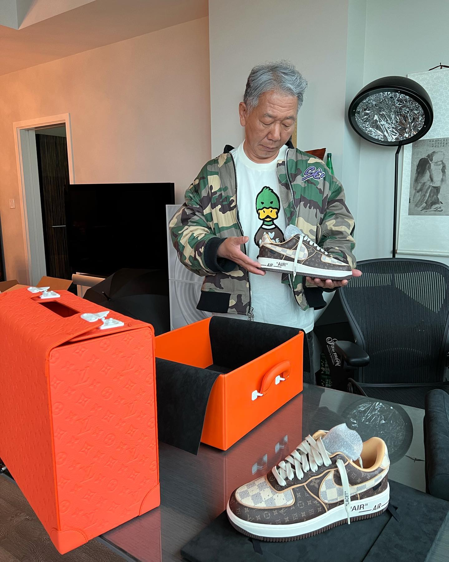 全网,都在,问,穿,AF1,神秘,大爷,身份,泄露,比,  全网都在问！穿 LV x AF1 神秘大爷身份泄露！比百万球鞋更贵的藏品曝光！