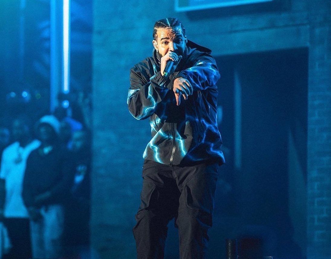 Drake,始祖鸟,Arc’teryx  谁穿谁帅！Drake 上身「闪电」始祖鸟冲锋衣！