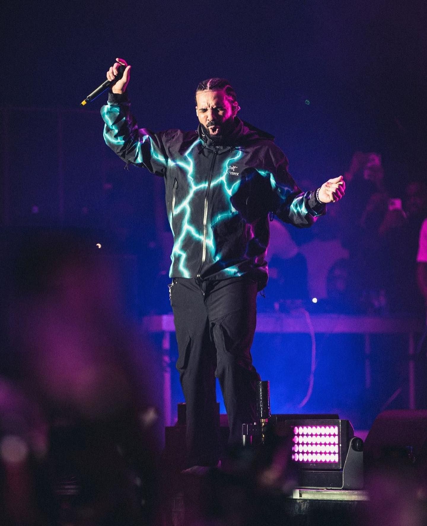 Drake,始祖鸟,Arc’teryx  谁穿谁帅！Drake 上身「闪电」始祖鸟冲锋衣！