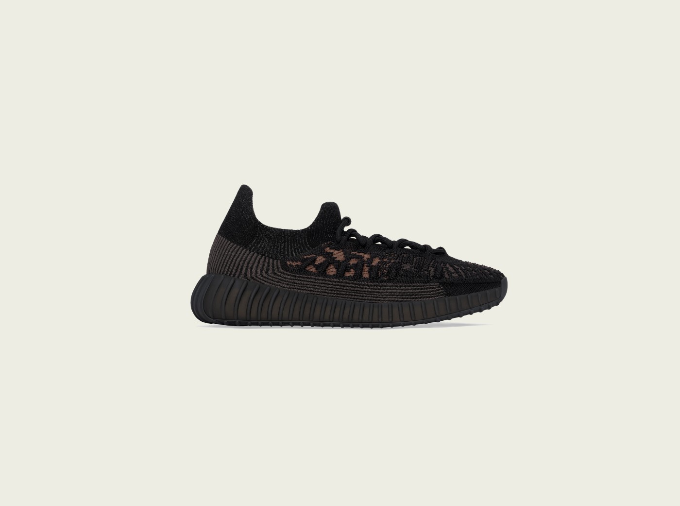 HQ6319,Yeezy 350 V2,Yeezy  今天发售！Yeezy 350 新「黑武士」来了！夏天穿刚刚好