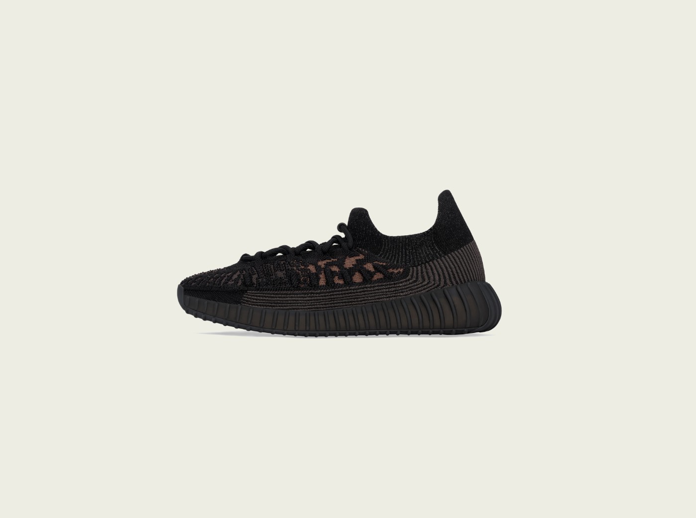 HQ6319,Yeezy 350 V2,Yeezy  今天发售！Yeezy 350 新「黑武士」来了！夏天穿刚刚好