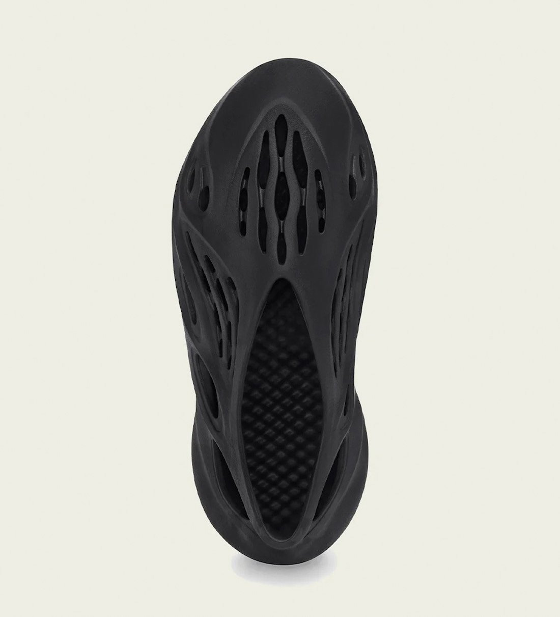 HP8739,Yeezy洞洞鞋,Yeezy Foam Run  夏日绝配！黑武士 Yeezy 洞洞鞋终于来了！速登记！
