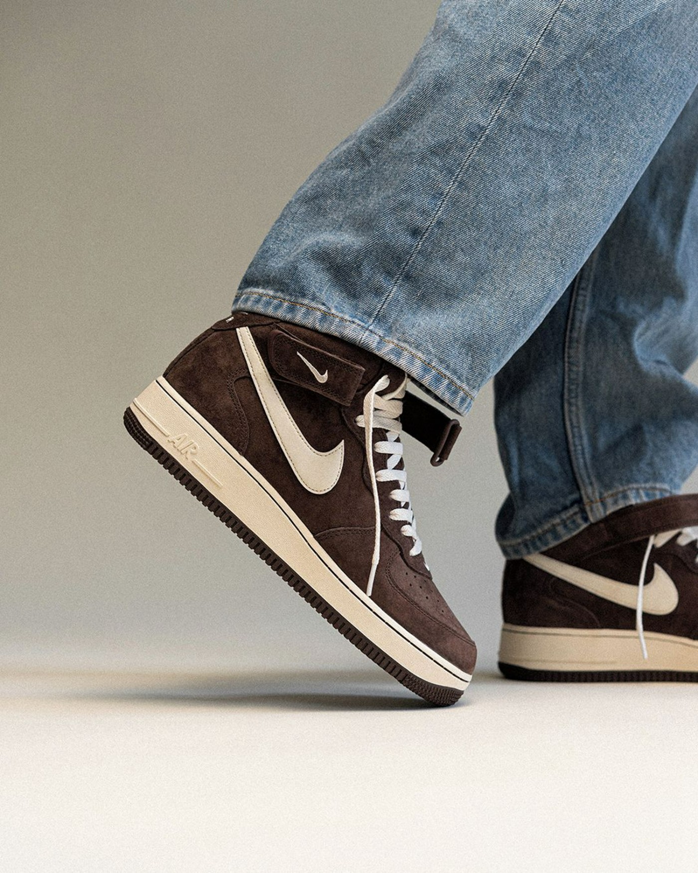Nike,Air Force 1 Mid,Chocolate  「巧克力」AF1 实物上脚曝光！SNKRS 现已正式发售！
