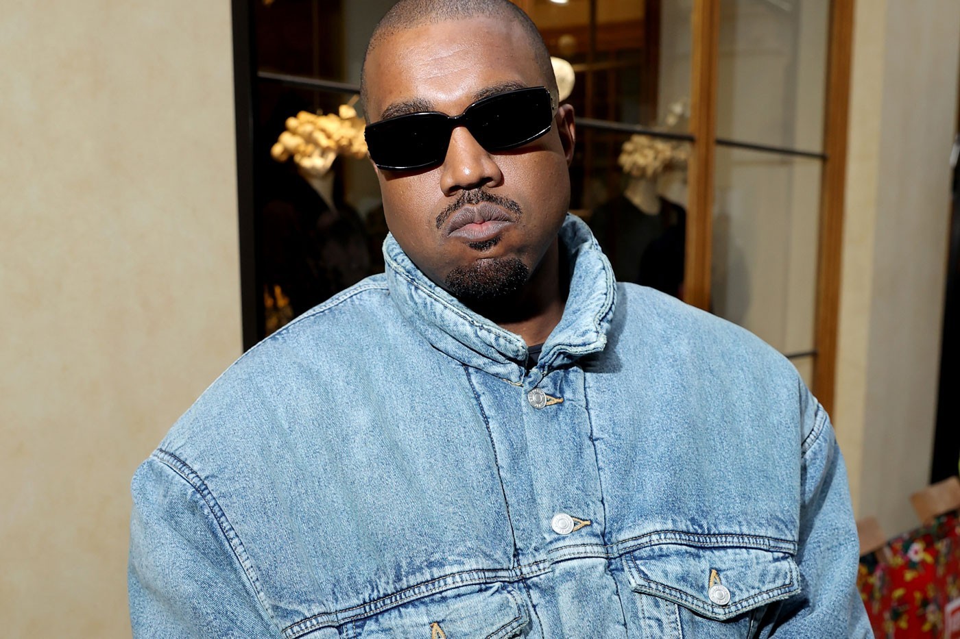 侃爷,Kanye West,ye   穿耐克、骂阿迪！侃爷今年「疯狂整活」都干了啥？网友：快复刻那双鞋！