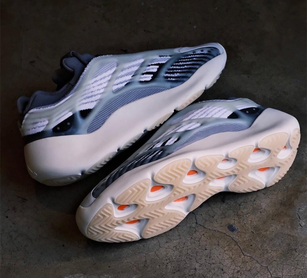 adidas,Yeezy 700 V3,Fade Salt,  最期待的「斑马」Yeezy 马上就要来了！只不过...