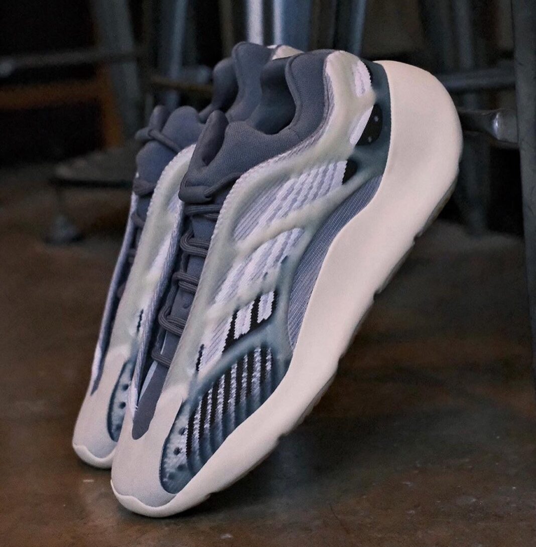 adidas,Yeezy 700 V3,Fade Salt,  最期待的「斑马」Yeezy 马上就要来了！只不过...