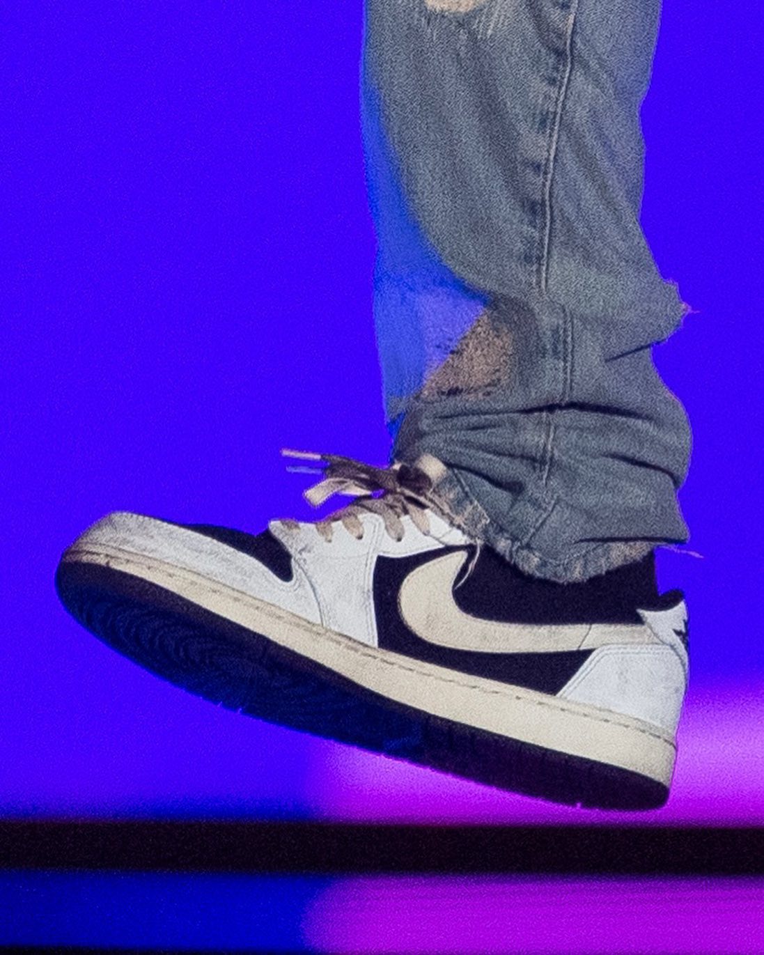 Travis Scott,Air Jordan 1 Low  「倒钩 4.0」AJ1 最新消息释出！网友：看完男默女泪...