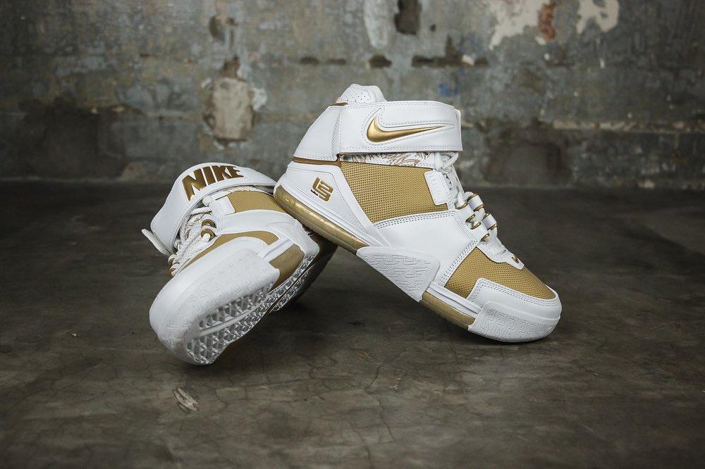LeBron 2,Nike,DJ4892-100,发售  下一双 LeBron 复刻马上要来了！白金 PE 最新实物曝光！