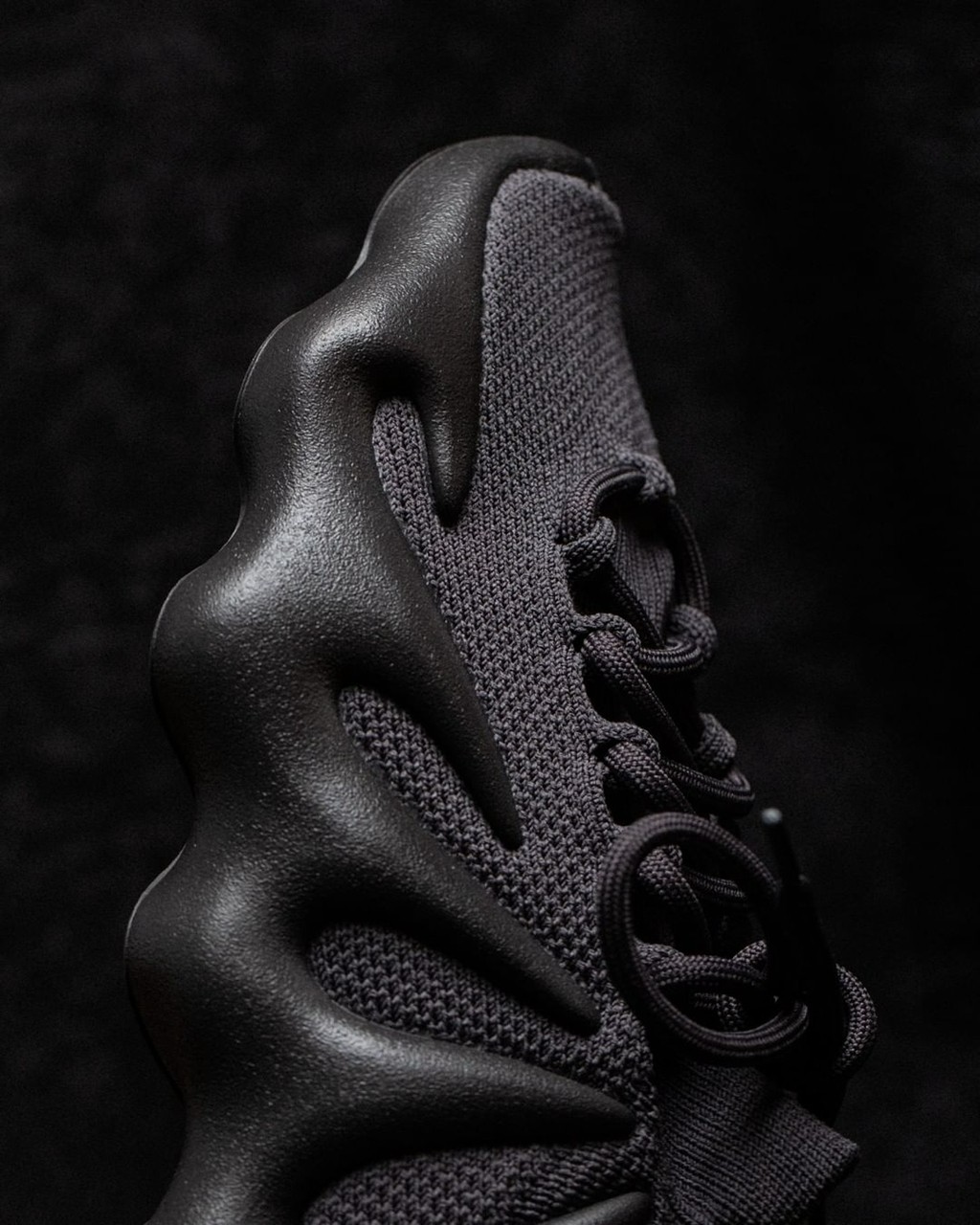 Yeezy 450,Utility Black  市价略有小涨！「黑武士」Yeezy 450 你中签了吗？