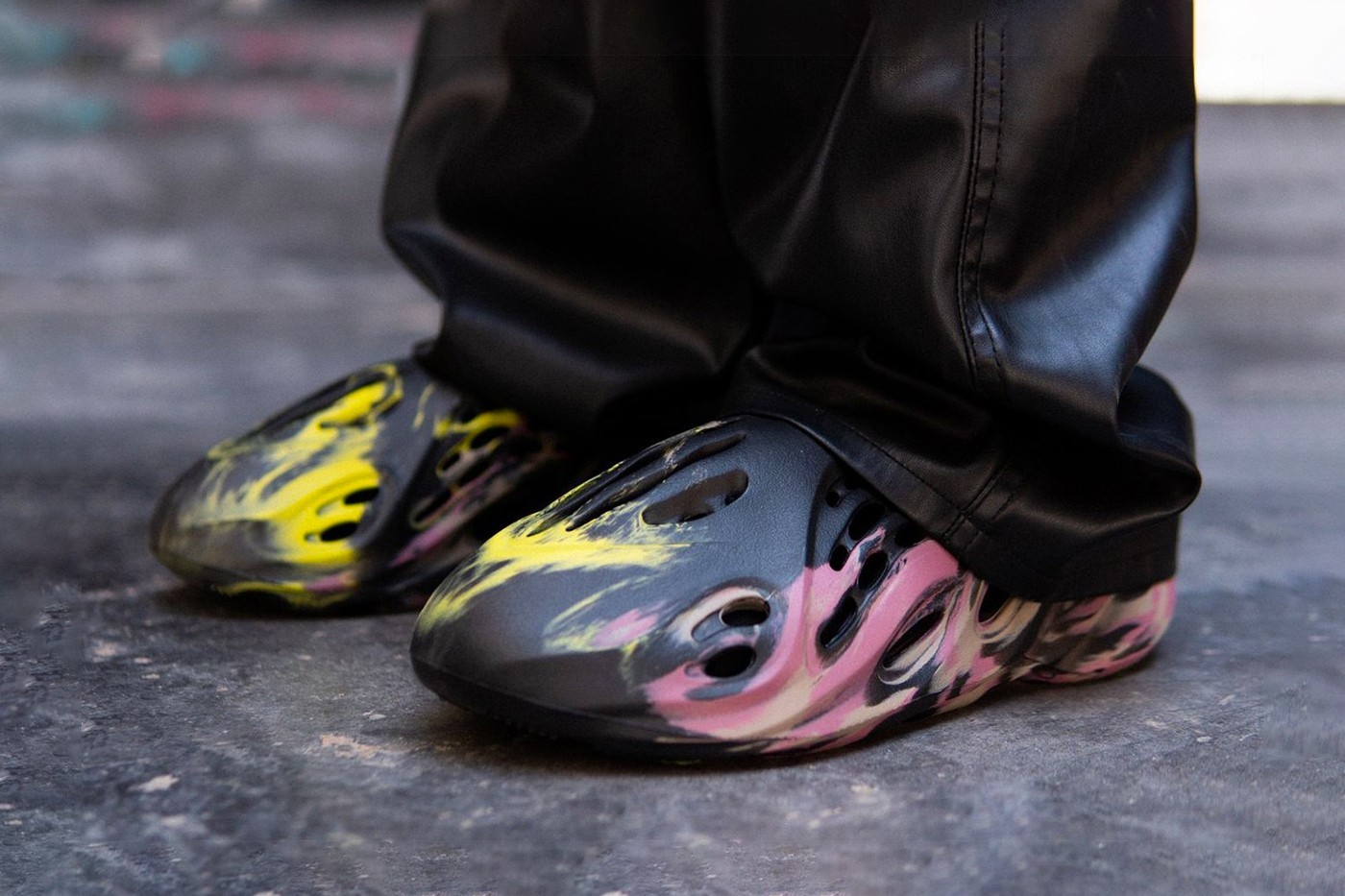 Yeezy,Foam Runner,MX Carbon,发售  上脚效果首次曝光！Yeezy 洞洞鞋新配色确实骚气！