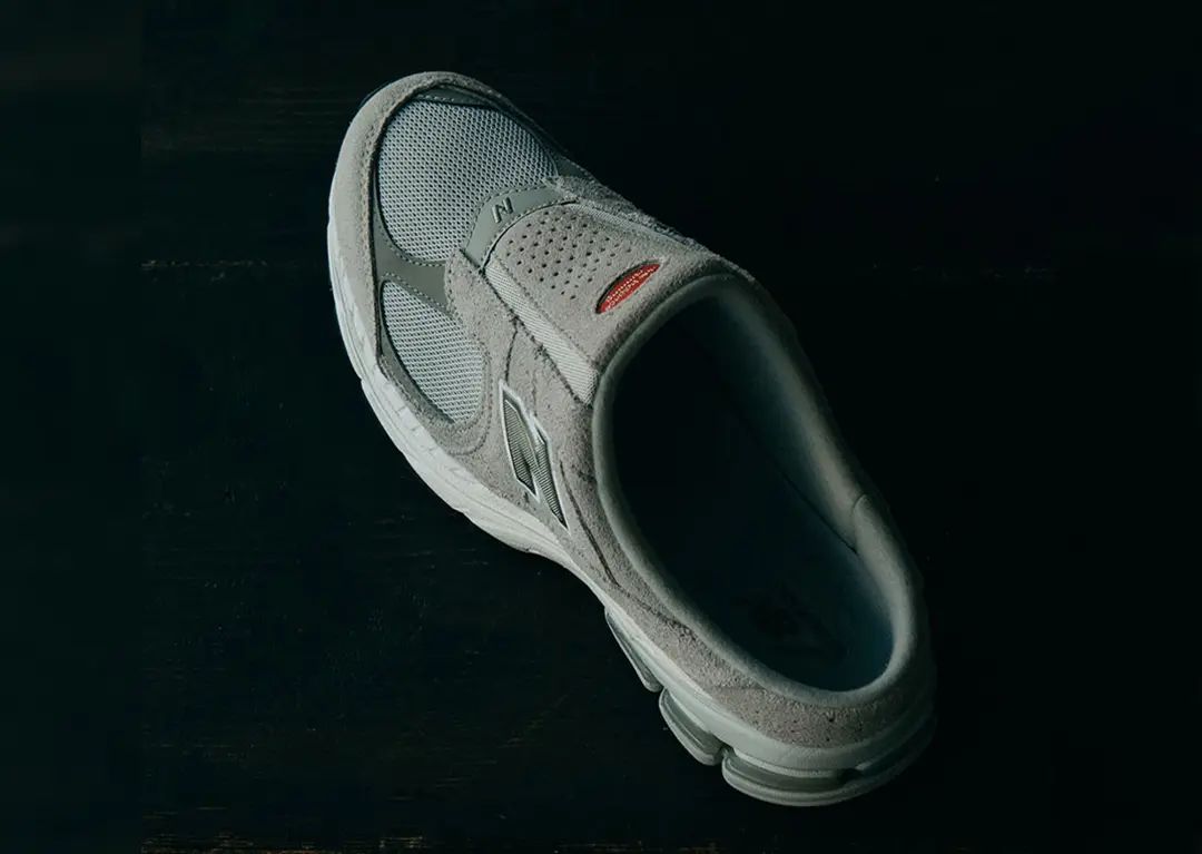 New Balance 2002R Mule    最适合夏天的「复古跑鞋」！拖鞋版 2002R 刚刚上架！