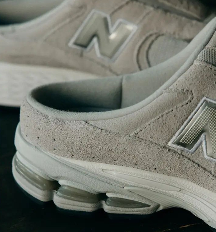 New Balance 2002R Mule    最适合夏天的「复古跑鞋」！拖鞋版 2002R 刚刚上架！