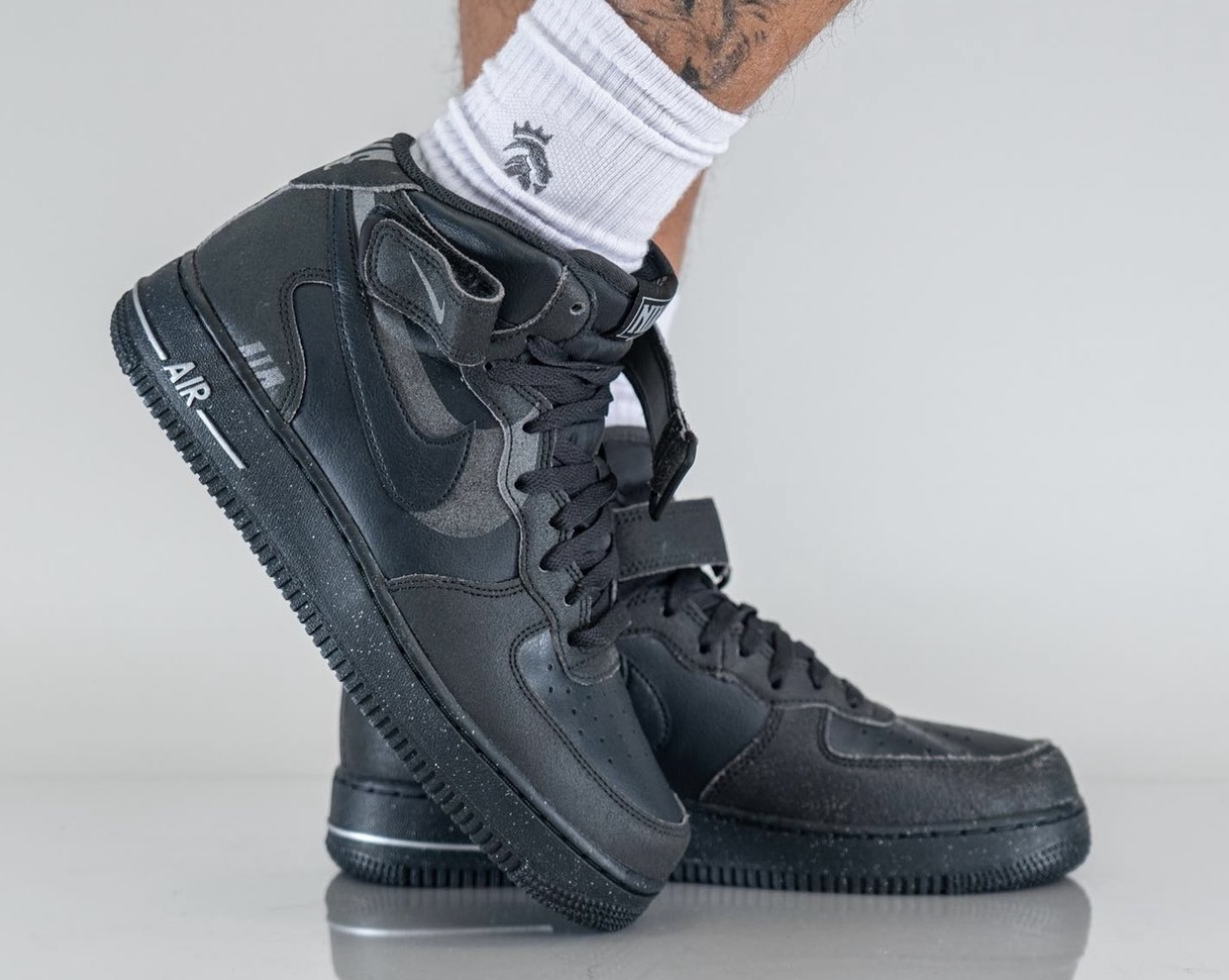 Nike,Air Force 1 Mid,DQ7666-00  「黑武士」配色太帅！全新 Air Force 1 上脚图曝光！