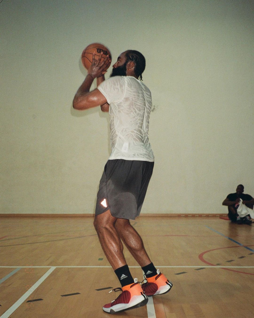 adidas,Harden Vol. 7,哈登  哈登再次上脚最新签名鞋！用上这配色，开始帅起来了！