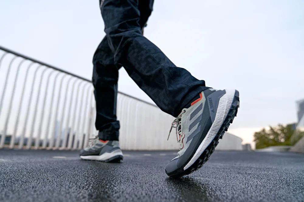 adidas,TERREX 2.0  穿了好几年的「阿迪神鞋」终于升级！4 厘米超厚 Boost 上脚真爽！新联名真不多见！