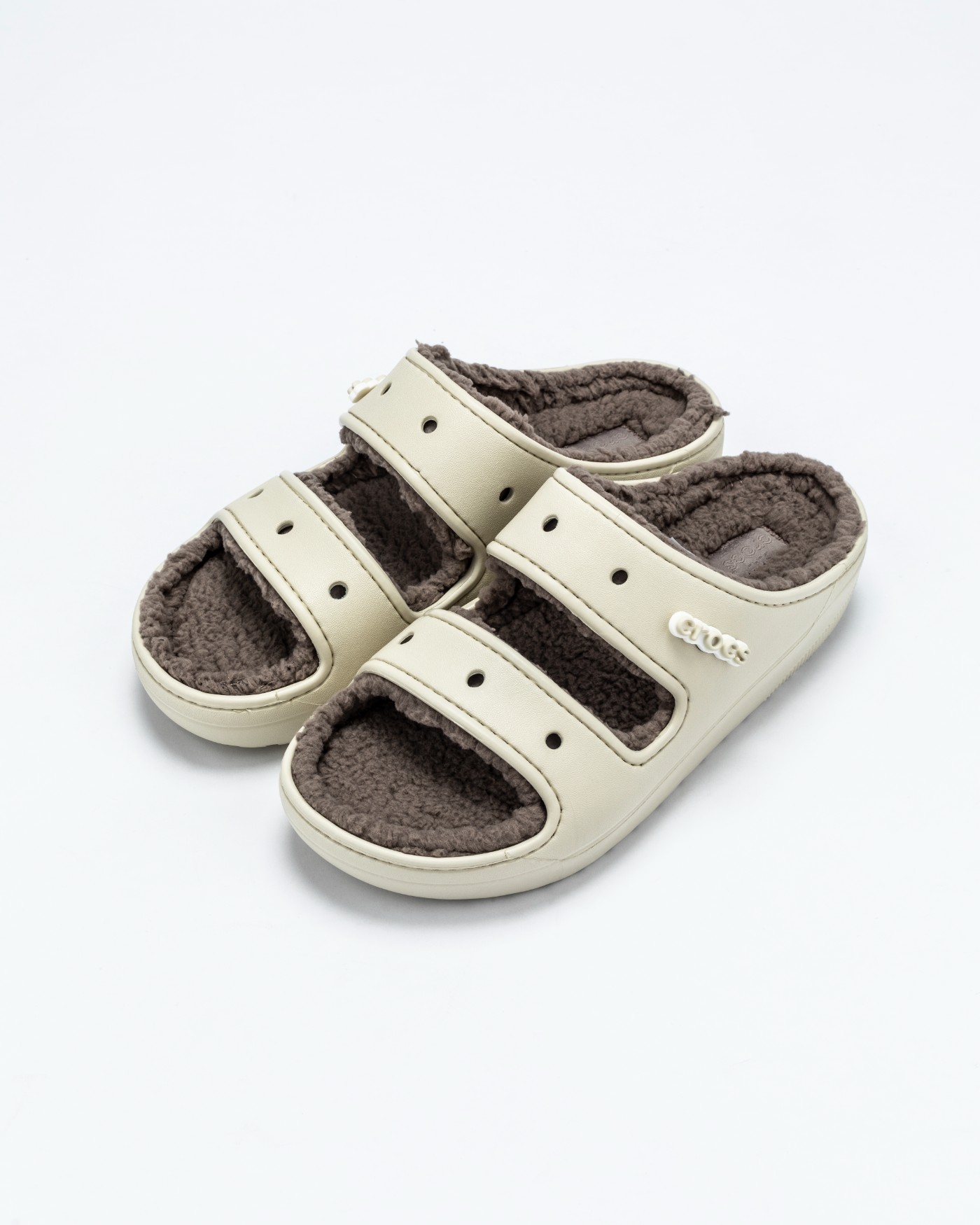 Classic Cozzzy Sandal,Crocs  长这样的「洞洞鞋」头一次见！舒适性、可玩性都拉满了！
