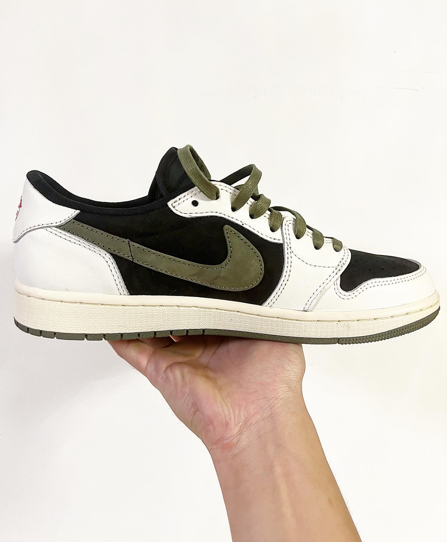 Travis Scott ,Air Jordan 1 Low  「倒钩 4.0」完整实物首次曝光！反转熊猫果然帅！