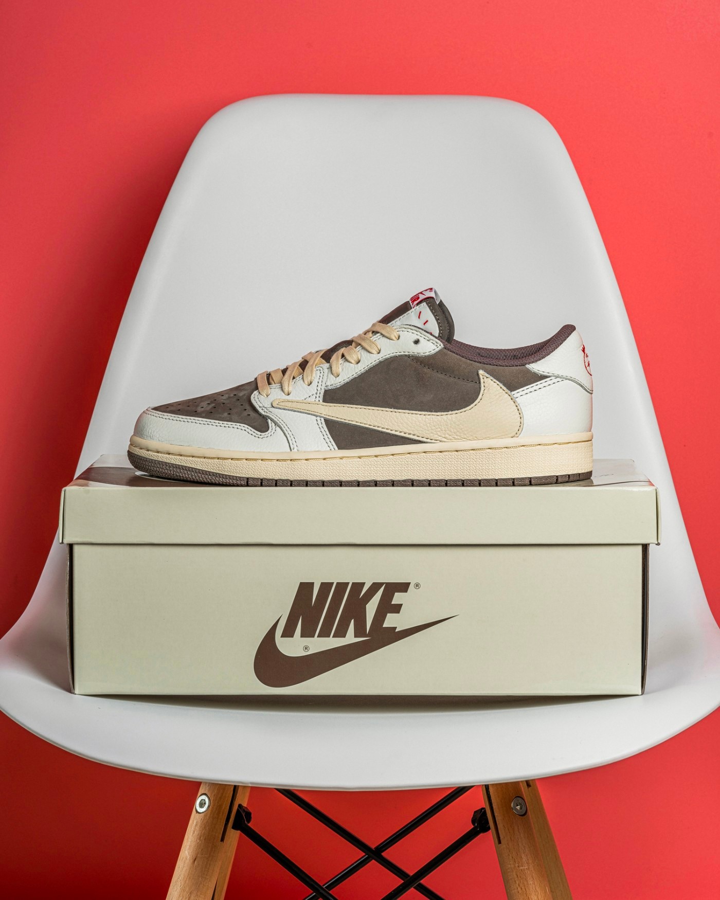 Nike,倒钩 3.0,Travis Scott,Air J  来了来了！市价破 8K 的「倒钩 3.0」开箱上脚！本周发售，随时突袭！