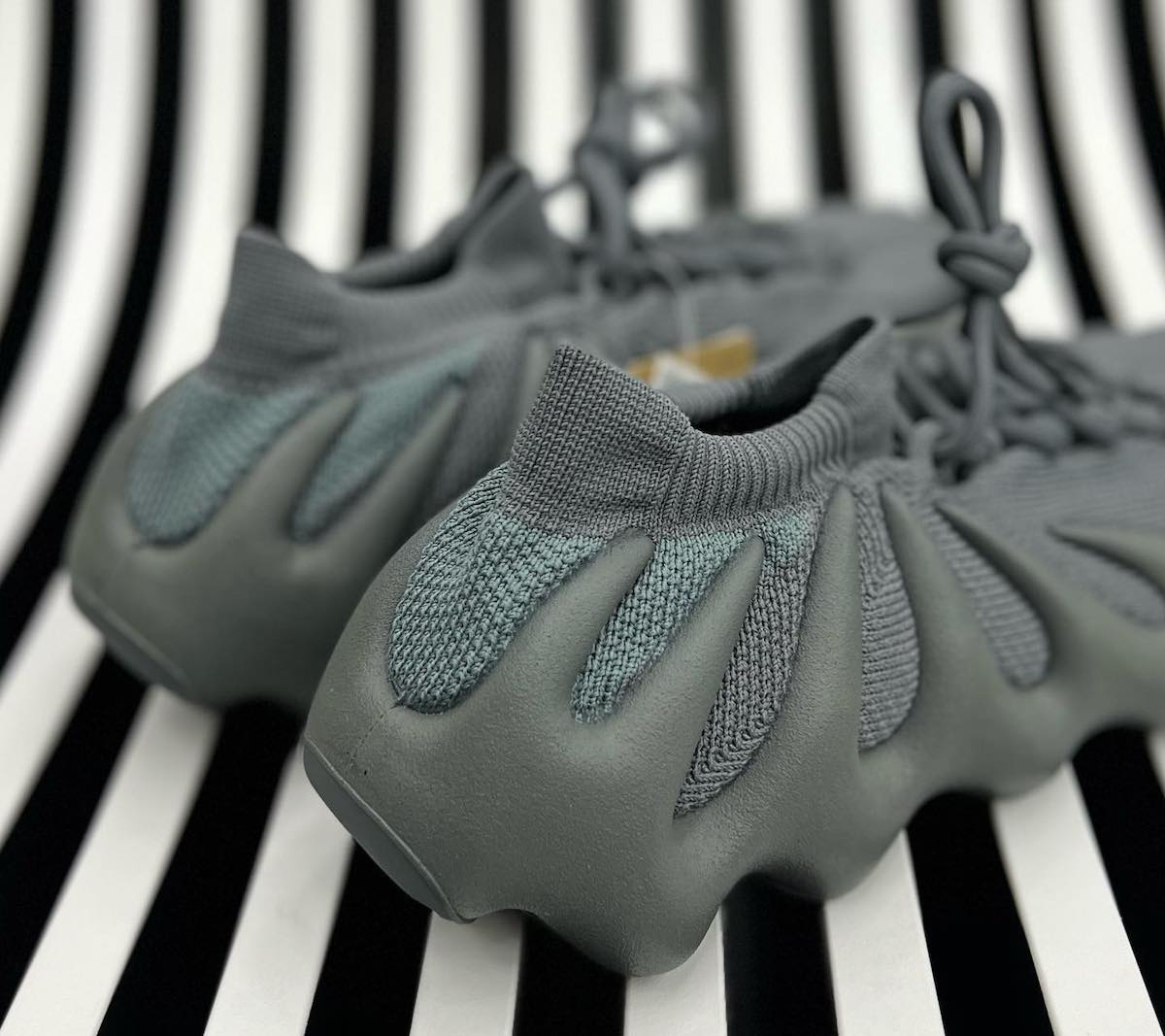 adidas Yeezy 450,Stone Teal,ID  「墨鱼小笼包」Yeezy 首次曝光！新配色你打几分？