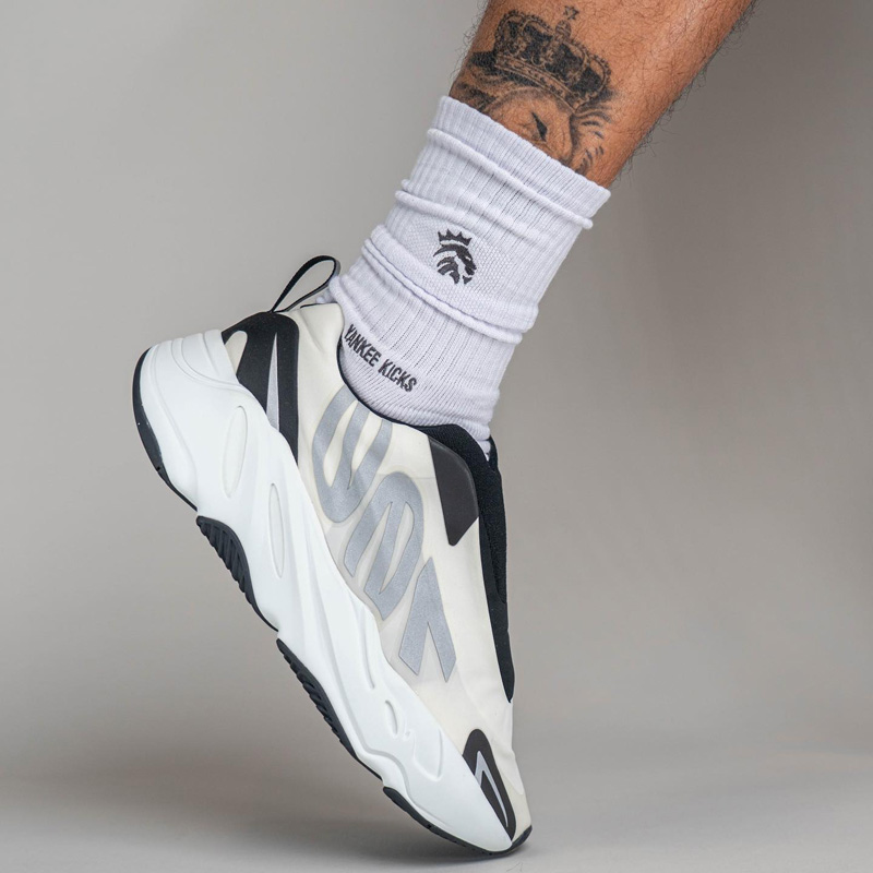 Yeezy 700 MNVN Laceless,Analog  「熊猫」配色太帅了！全新无鞋带版本 Yeezy 700 MNVN 来了！