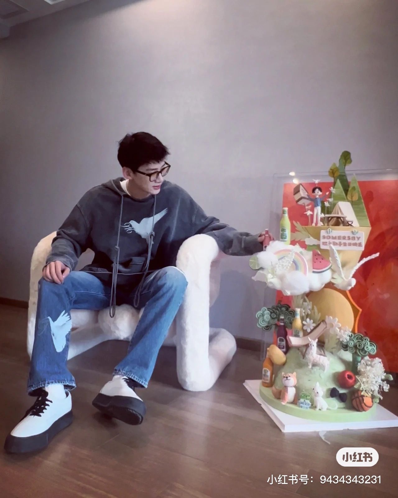 明星上脚  白敬亭、欧阳娜娜晒的鞋你认识吗？！鸽子卫衣帅到我了！