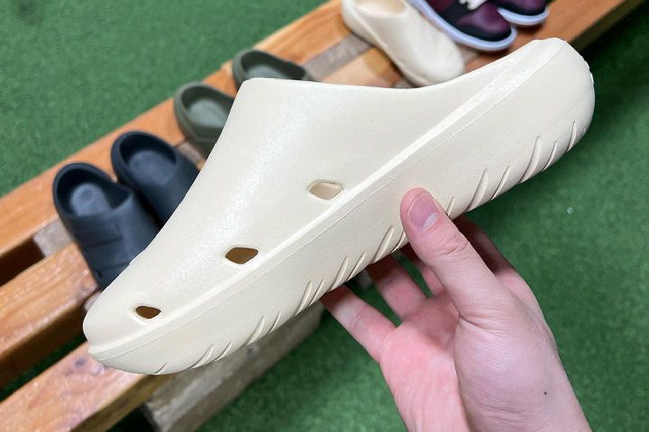 adidas,Clog  全新 adidas 拖鞋来了！跟 Yeezy 比你更喜欢哪个！