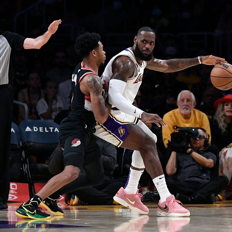 Nike,LeBron 20,DQ3828-900  詹皇上脚的皮质版 LBJ 20 确认发售！还是「猛男」配色！