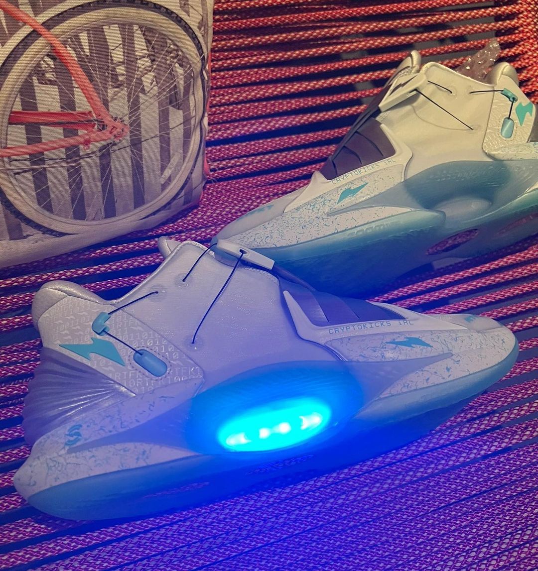 Nike,RTFKT,Cyptokick iRL  没想到 Nike 虚拟球鞋做出来了！还是自动系带设计！