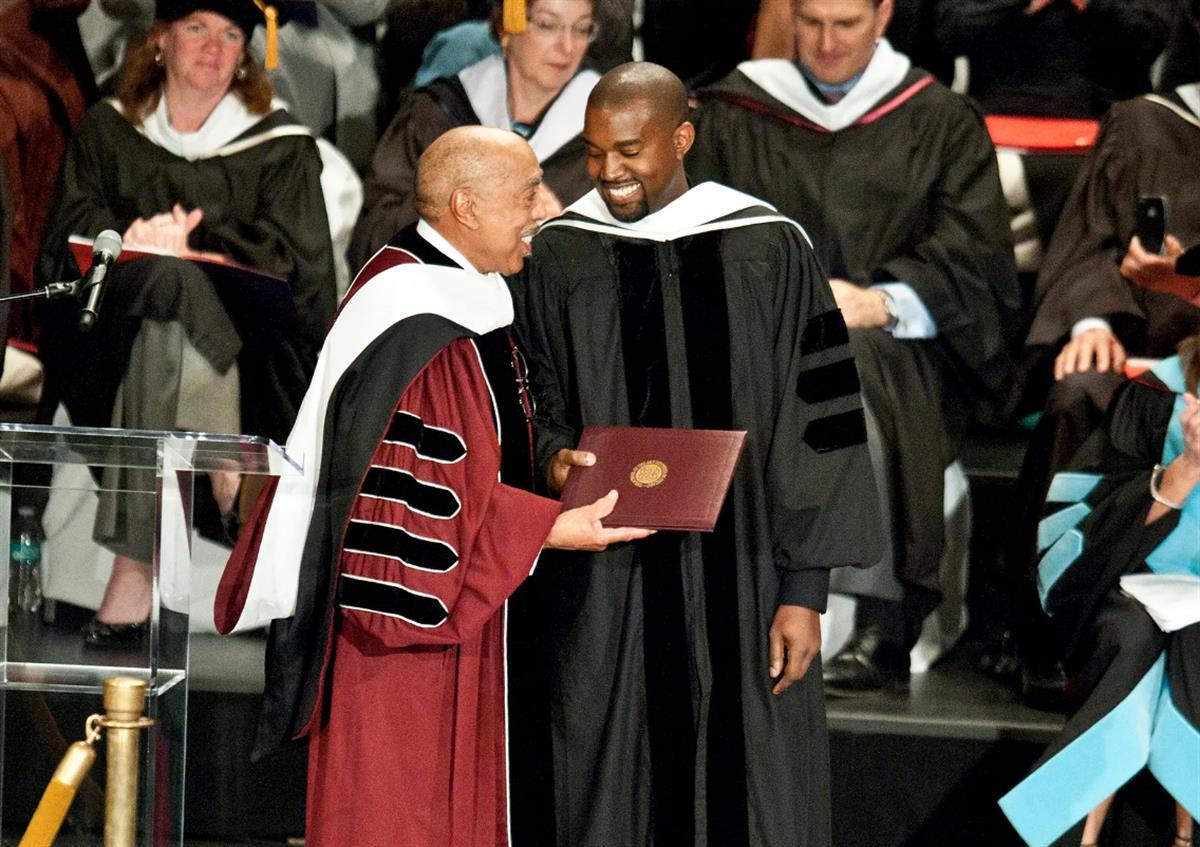 侃爷,Kanye  侃爷博士学位被撤销！网友：真成「辍学熊」了！