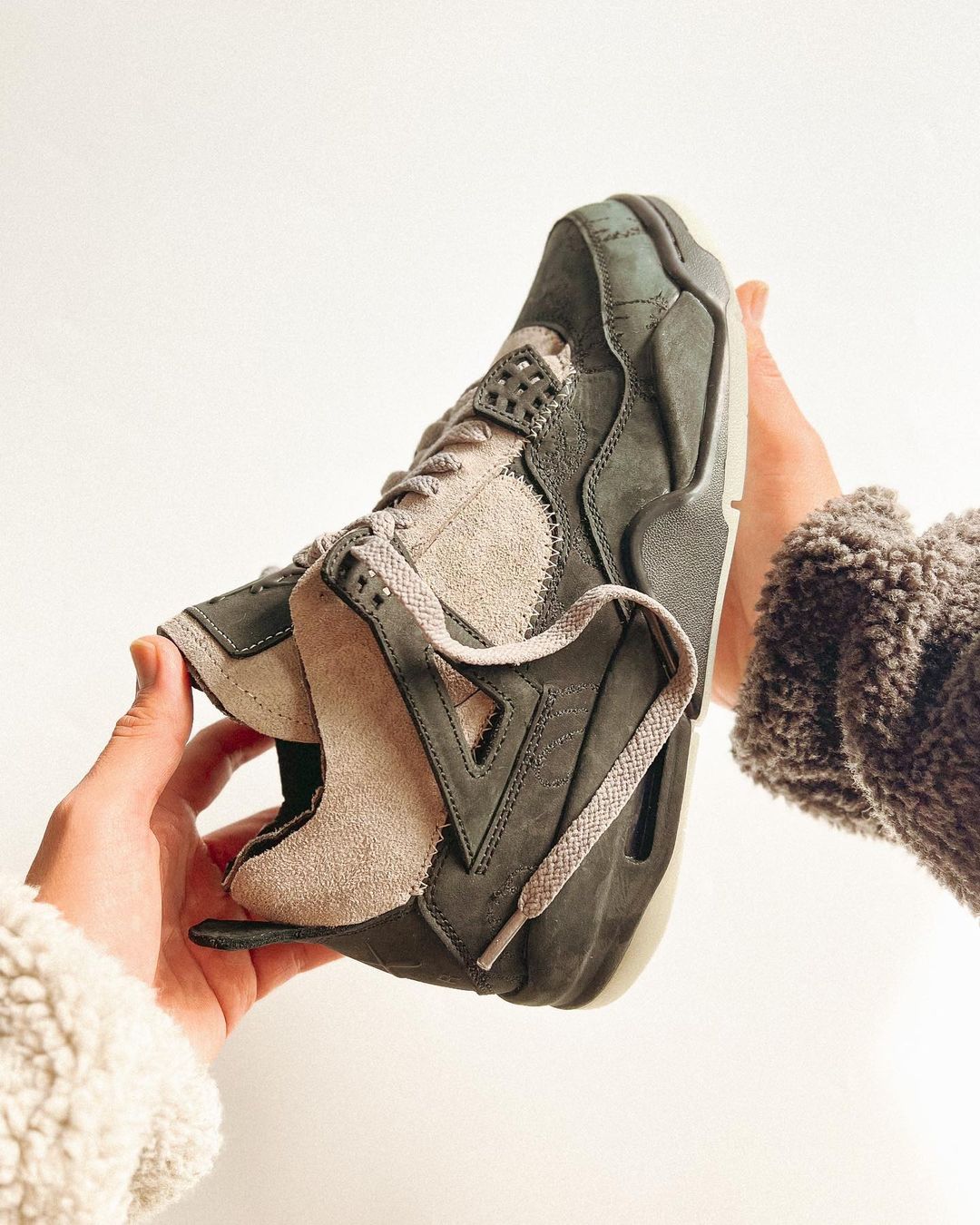 KAWS,Air Jordan 4,AJ4  这双定制版的 KAWS Air Jordan 4，你是否也想要一双？