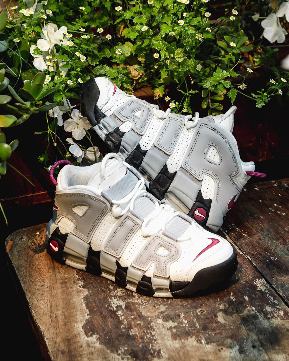 Nike,Air More Uptempo,Mulberry  复古酒红色装扮！全新「桑葚大 AIR」越看越帅！