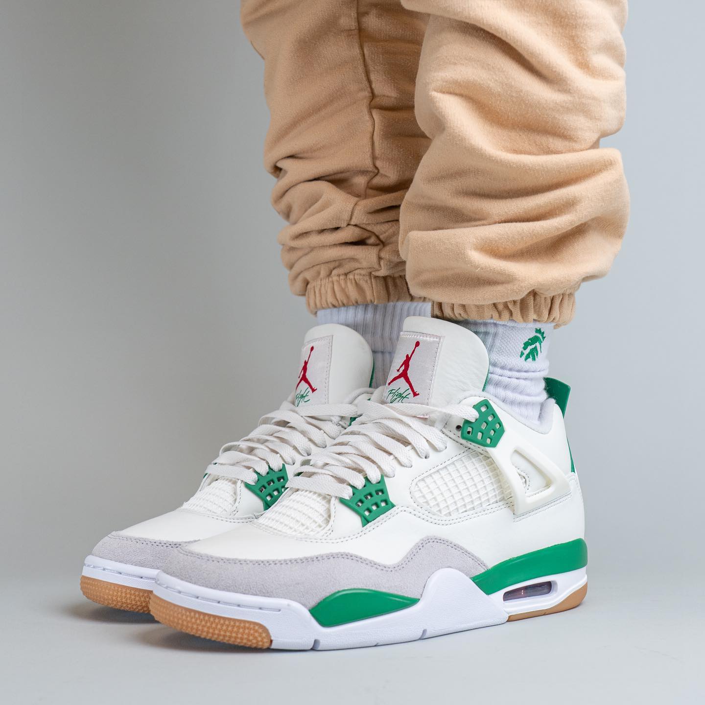 Nike SB,Air Jordan 4,Pine Gree  市价两千！Nike SB x AJ4 国区上架！上脚图来了！