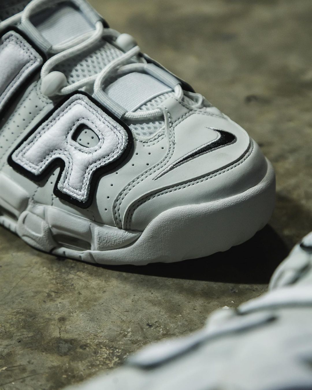 Nike,Air More Uptempo,FB3021-0  纯白造型超讨喜！全新配色「大 AIR」悄悄上架！