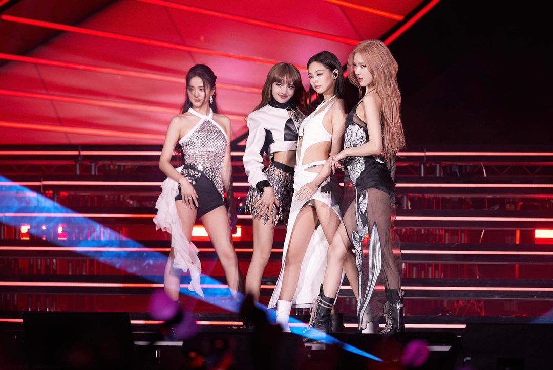 明星上脚  BLACKPINK 都在穿啥鞋？！Lisa 这双太「怪」了！