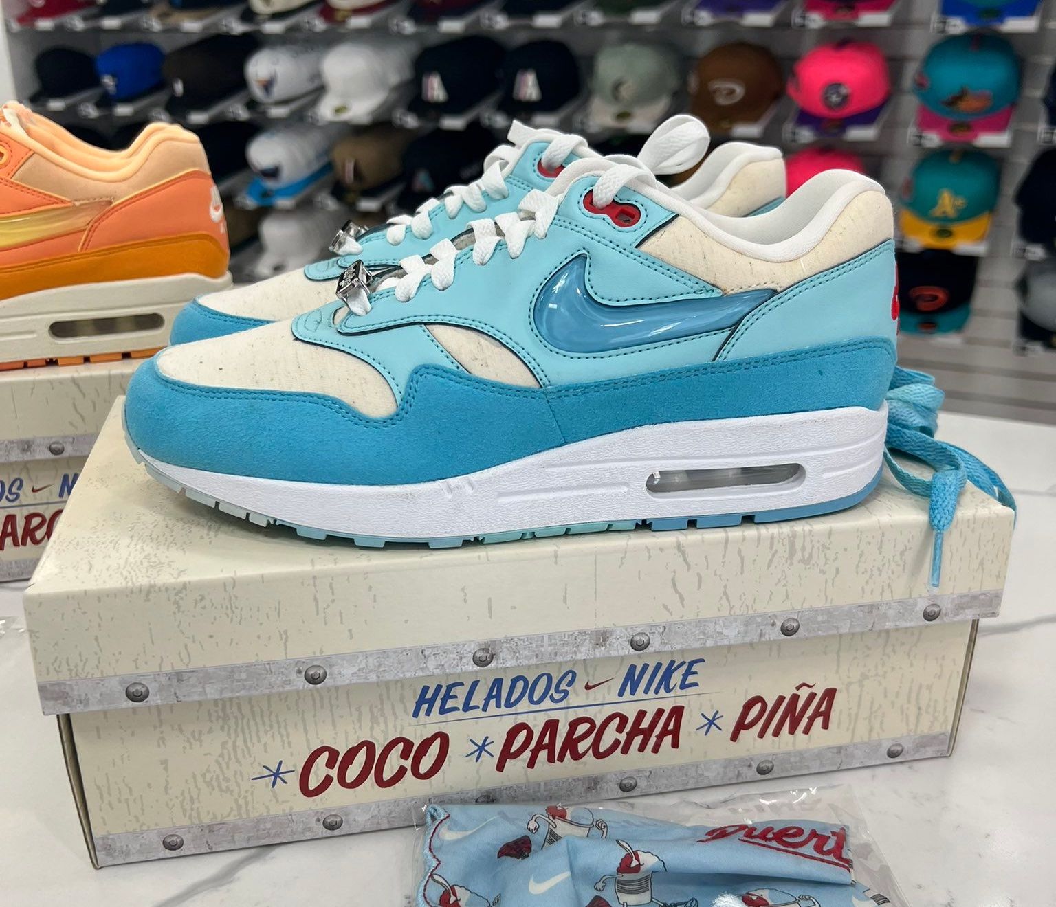 FD6955-800,Orange Frost,FD6955  「节日主题」Air Max 1 实物曝光！这颜值真不低！
